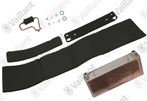 Vaillant Wärmetauscher-Set, bestehend aus mehreren Platten, Schläuchen, Dichtungen und Befestigungselementen. Kunststoff- und Metallkomponenten sichtbar.